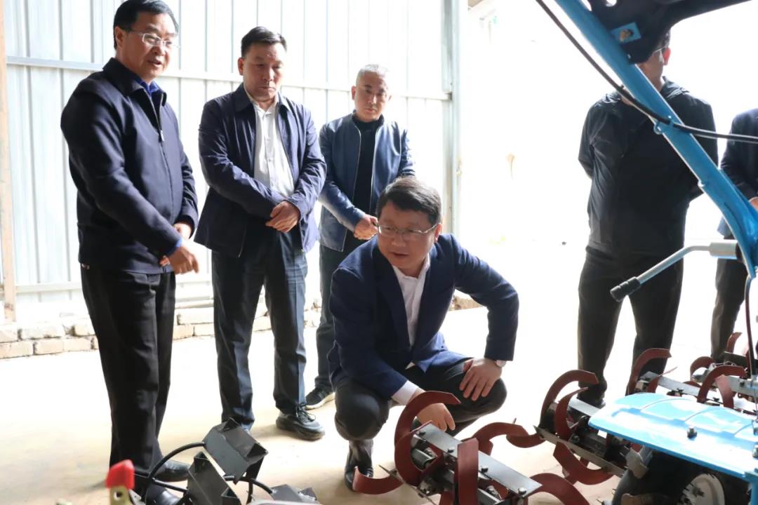 李刚赴六枝特区调研农业机械化发展情况