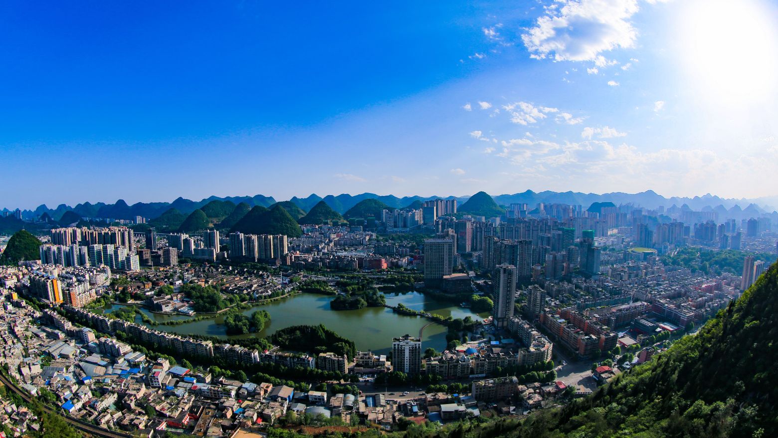 《六盘水全景》 赵桦 摄